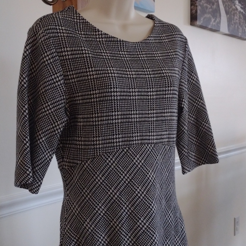 DREW Glen Plaid, Houndstooth, Knit, Flattering, Pullover, Modest, Dress size M
